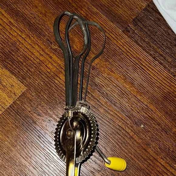 3/$15 Vintage Taplin MFG CO Yellow Knob/Handle Manual Egg Beater Mixer - Picture 6 of 6